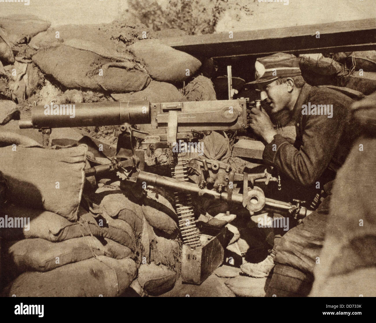 La Seconde Guerre mondiale 1. Soldat belge solitaire dans un poste avancé visant une mitrailleuse Maxim contre l'invasion des Allemands. 1914. Banque D'Images