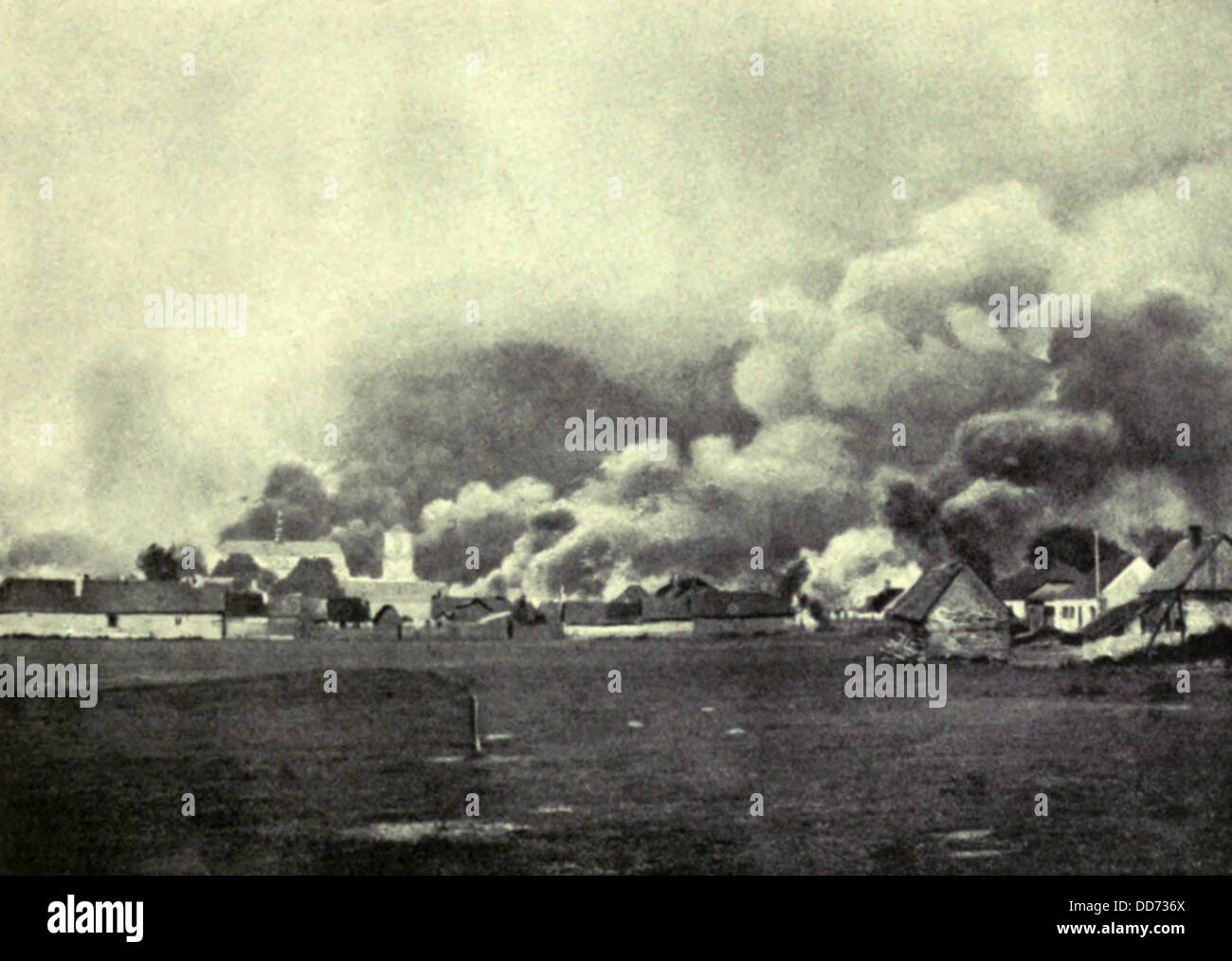 La Seconde Guerre mondiale 1. Village russe sur le front de l'incendie. Envahisseurs allemands ont tiré de nombreuses villes sur le front de l'Est. Ca. 1914-1915. Banque D'Images