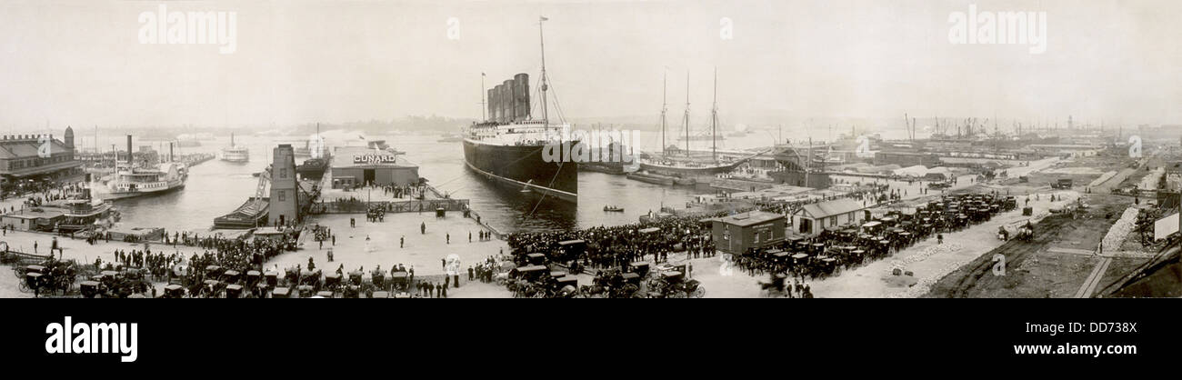 RMS Lusitania dans le port de New York à la fin d'un voyage en 1907. Vue générale de New York waterfront sur différents navires. Banque D'Images