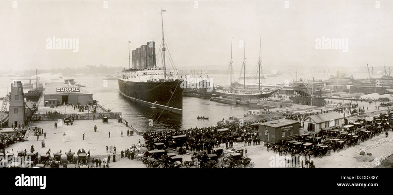 RMS Lusitania dans le port de New York à la fin d'un voyage en 1907. Comme le paquebot de luxe des quais, une foule et des taxis sont disponibles pour les passagers. Banque D'Images