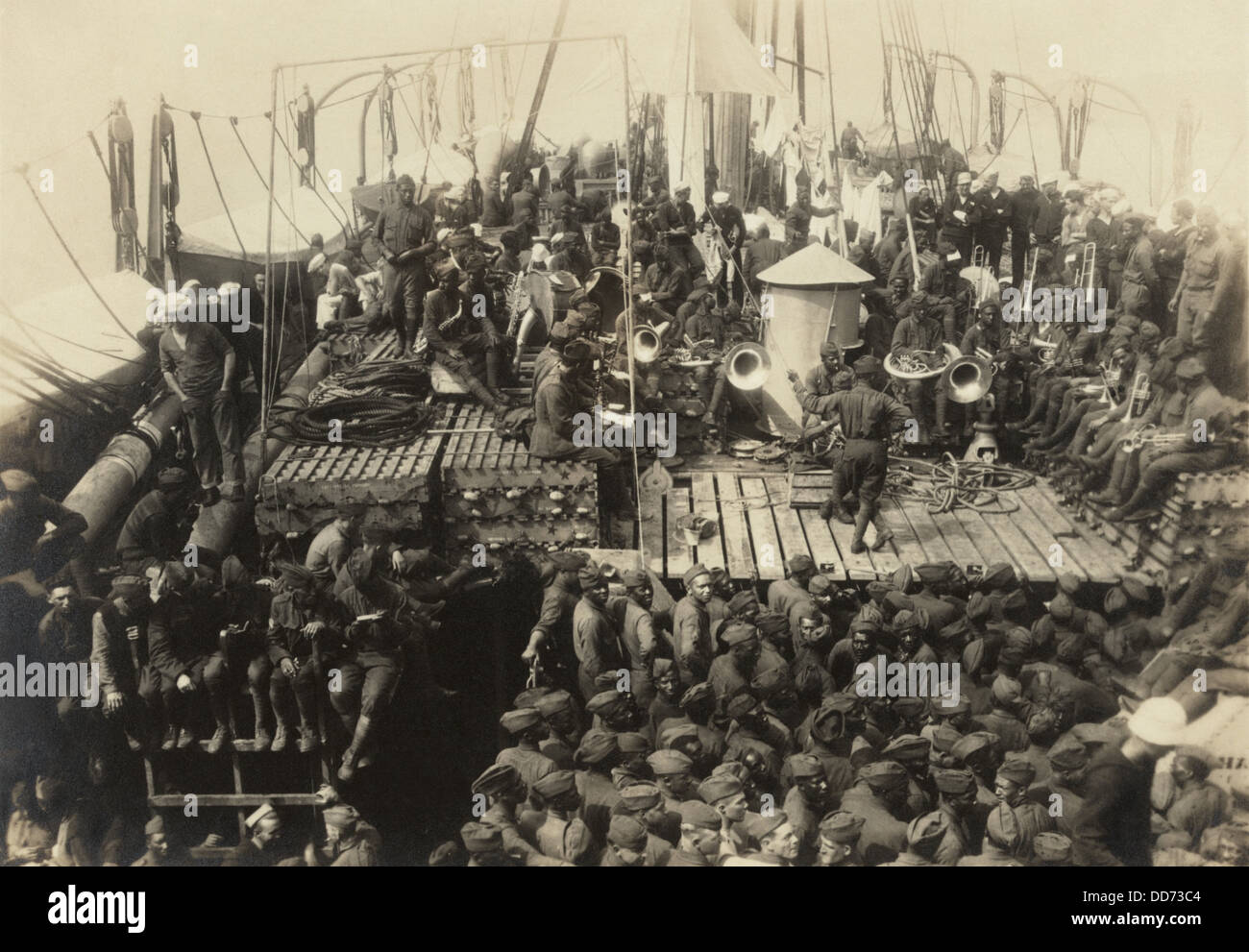 Les Africains Américains blancs avec des soldats et marins sur WW1 Transport de troupes. 18 juillet, 1919. Les soldats noirs avec des instruments de musique Banque D'Images