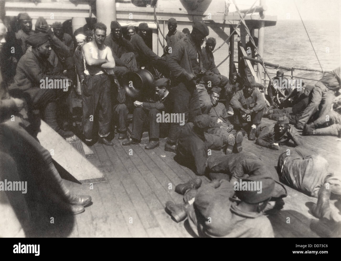 Les soldats américains et africains des marins blancs sur WW1 Transport de troupes. 18 juillet, 1919. Le 803rd Infantry Battalion Pioneer recueillies sur Banque D'Images
