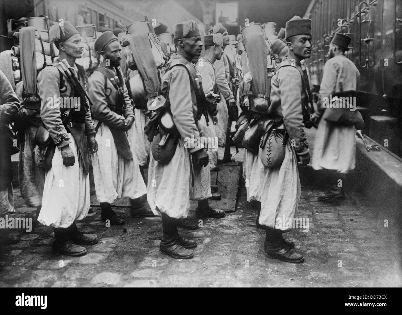 Des soldats algériens qui arrivent à la station de chemin de fer français pendant la Première Guerre mondiale. Armée de troupes de l'Afrique de l'Algérie, la Tunisie et Banque D'Images