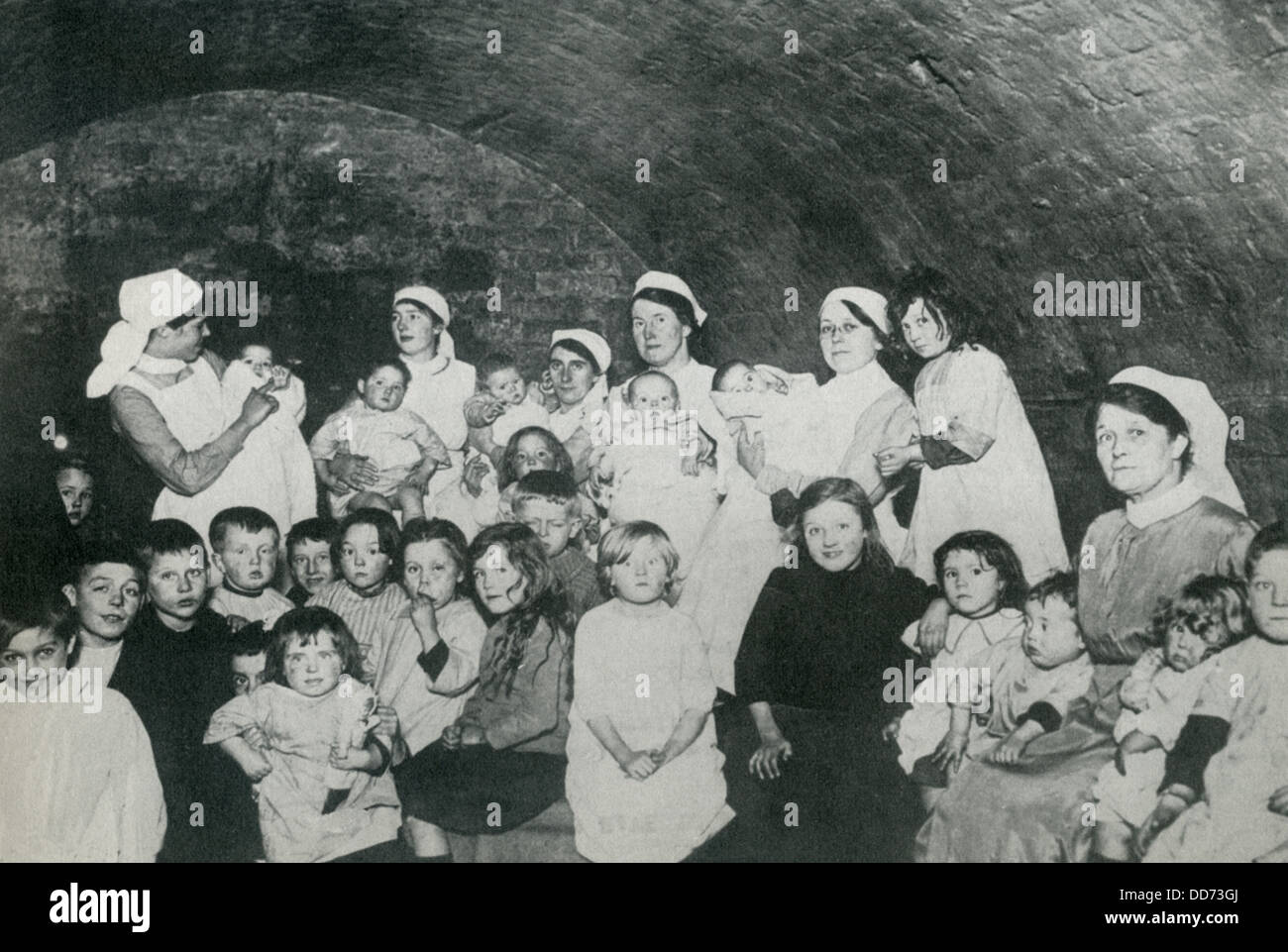 British nannies dans un sous-sol abri, probablement à Londres pendant la Seconde Guerre mondiale 1. À partir de 1915-1918, la Grande-Bretagne a souffert Banque D'Images