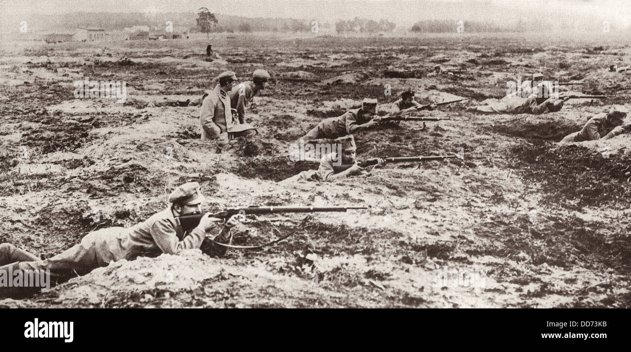 World War 1 Infanterie polonaise de l'armée allemande à l'Est de la Prusse en 1914. Ils sont en terrain plat de tir carabine individuel Banque D'Images