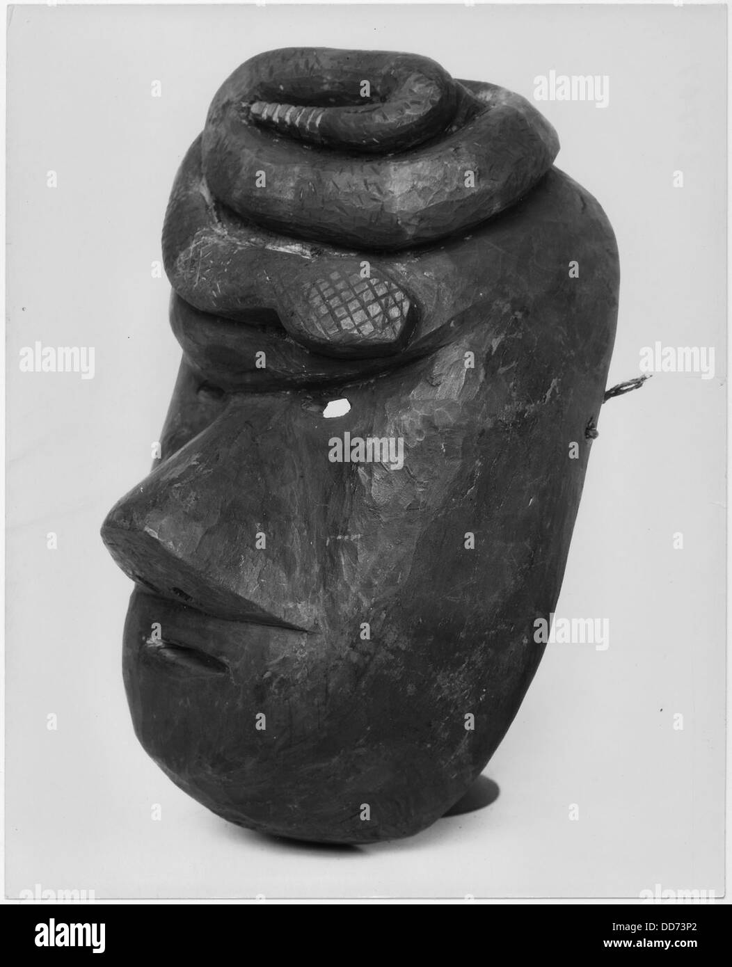 Le masque de danse Booger, avec un serpent enroulé sur le dessus, est un masque cérémoniel traditionnel utilisé dans les danses culturelles, en particulier parmi les communautés autochtones. Banque D'Images