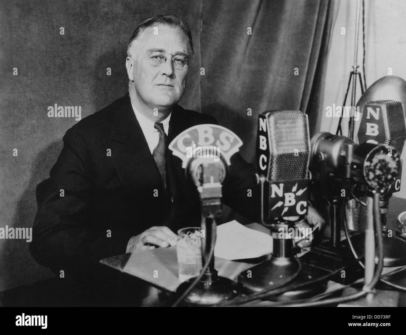 Le président Franklin Roosevelt offrant une conversation au coin du feu le 30 septembre 1934. Il a abordé les questions économiques, notamment la NRA, Banque D'Images