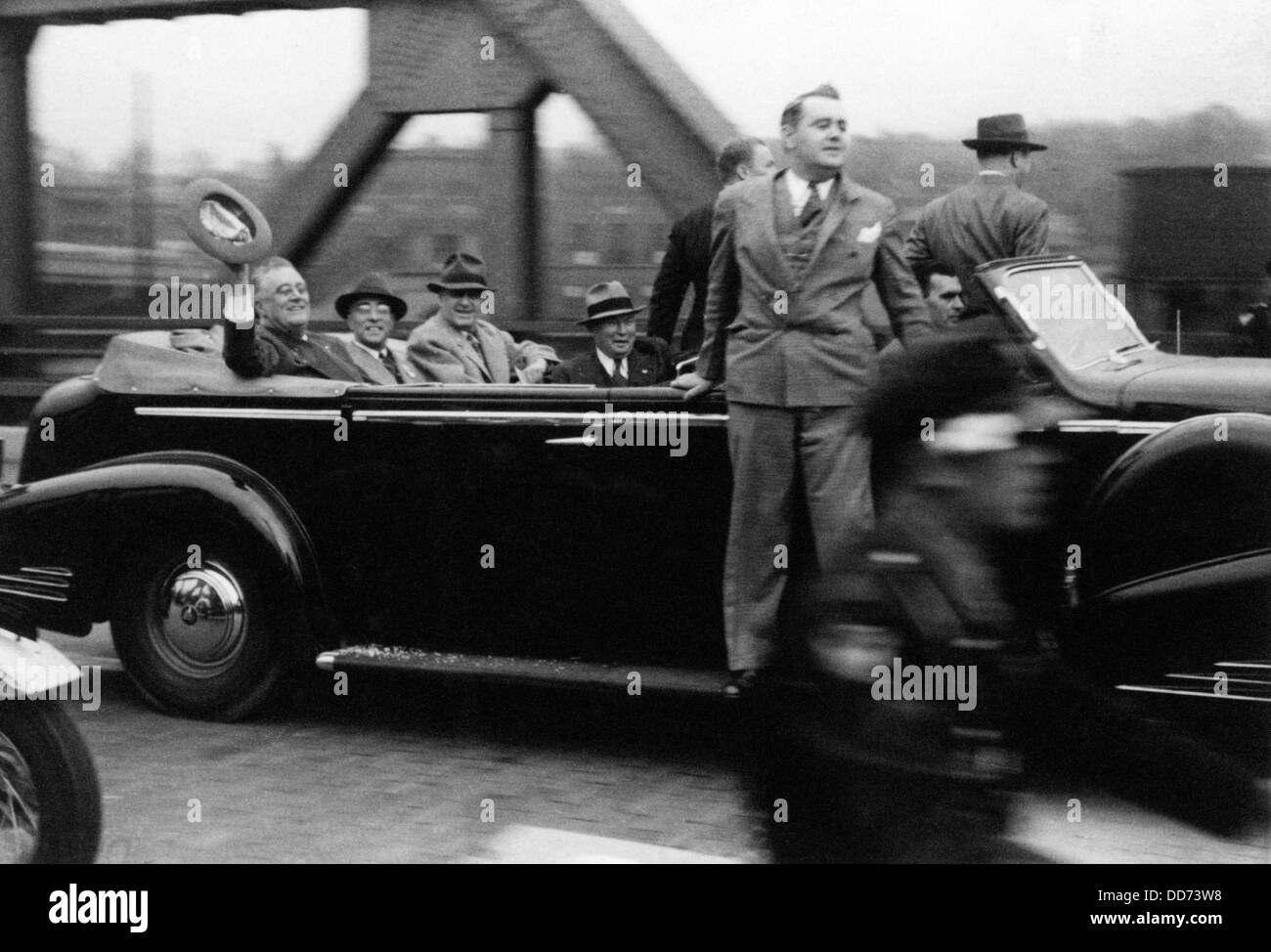 Franklin Roosevelt au cours de la campagne 1940 d'équitation avec des gardes du corps. Garde côtière canadienne, Qualters Tommy est sur le large près de cours. Le placement exact Banque D'Images