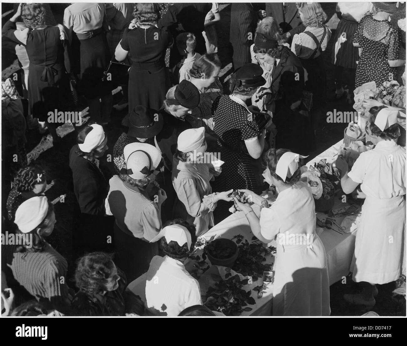 Lors de la remise du Navy E Award à Northern Pump Co. à Minneapolis, des roses ont été présentées pour honorer les contributions de l'entreprise à la production en temps de guerre, soulignant les réalisations de l'entreprise pendant la seconde Guerre mondiale Banque D'Images