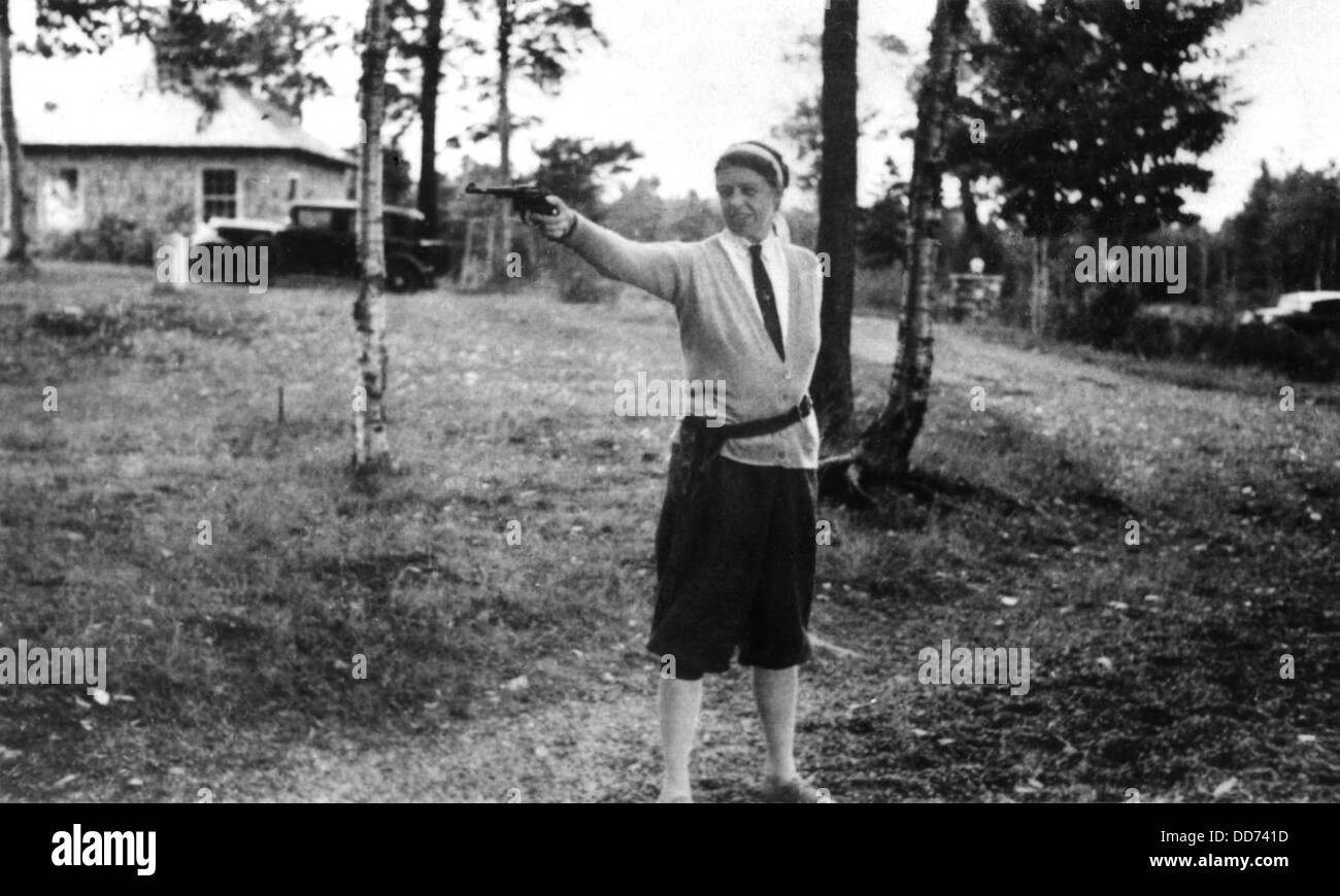 Eleanor Roosevelt au lac Chazy, New York, d'armes à feu. 1934. Elle a appris à tirer par son ancien garde du corps, Earl Banque D'Images