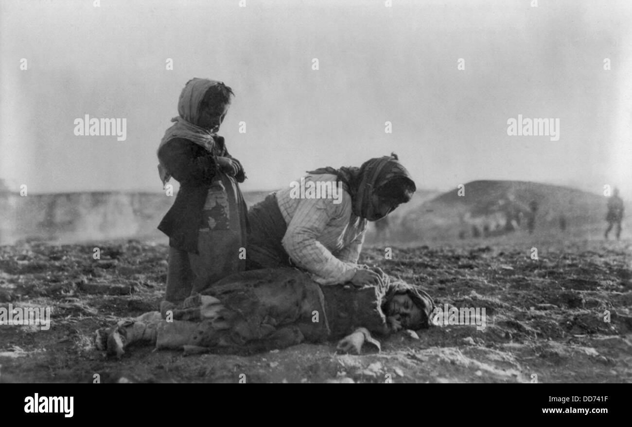 À genoux à côté de sa mère arménienne enfant mort près d'Alep. 1915-20. De nombreux déportés sont morts lorsqu'ils sont forcés de traverser le désert de Syrie Banque D'Images