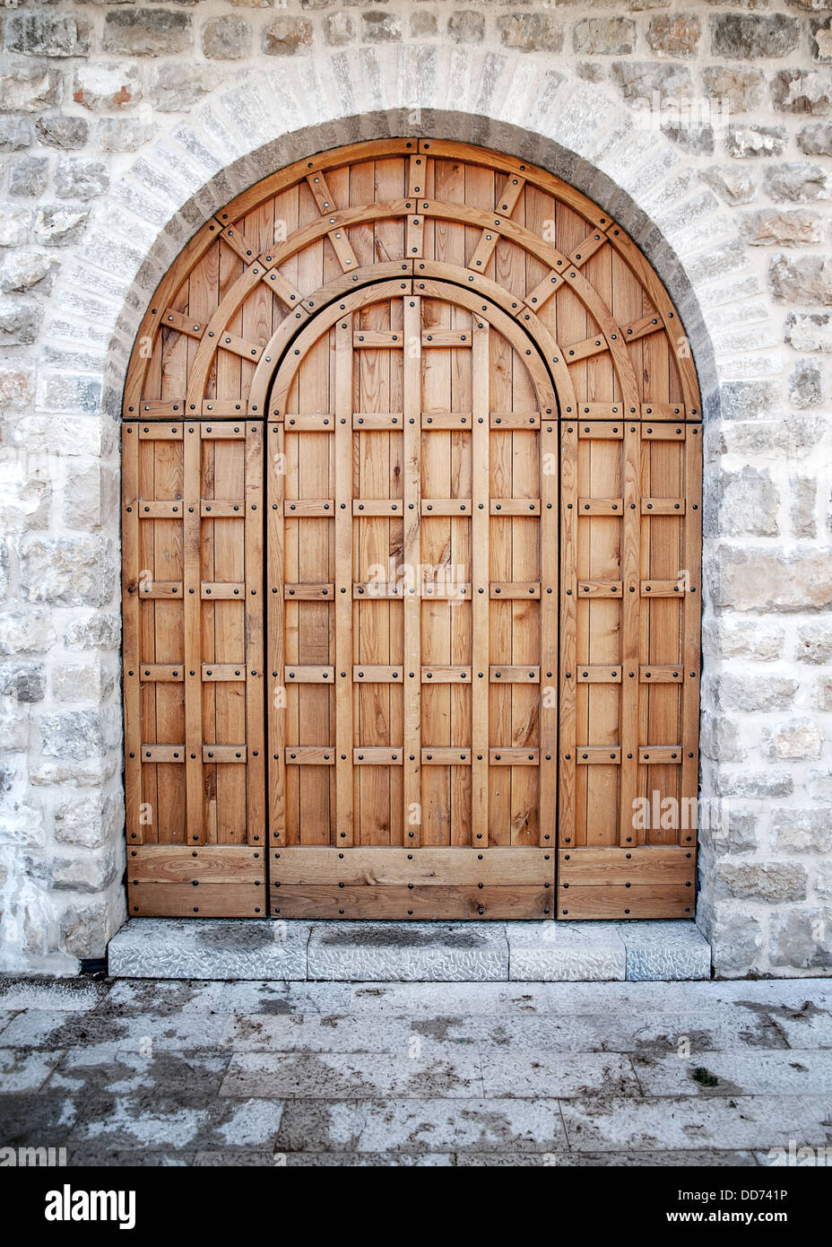 L'ancienne porte de bois dans le vieux mur de château en pierre. Banque D'Images