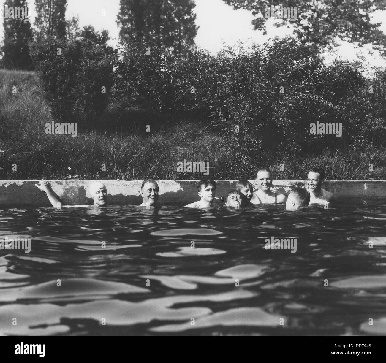 Franklin Roosevelt et Missy Lehand (à gauche) avec d'autres personnes dans Hyde Park Pool. L'année 1930. Droit de FDR est son garde du corps, Gus, Gennerich Banque D'Images