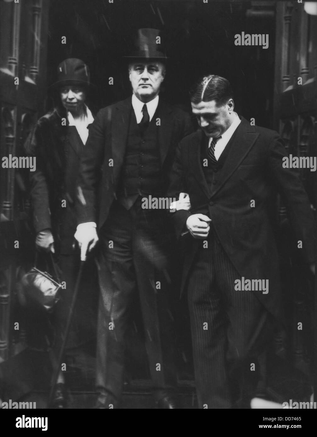 Gouverneur Franklin et Eleanor Roosevelt à Albany. 1929. Avec eux est garde du corps robustes de FDR, NYC Policier, Gus Gennerich. Banque D'Images