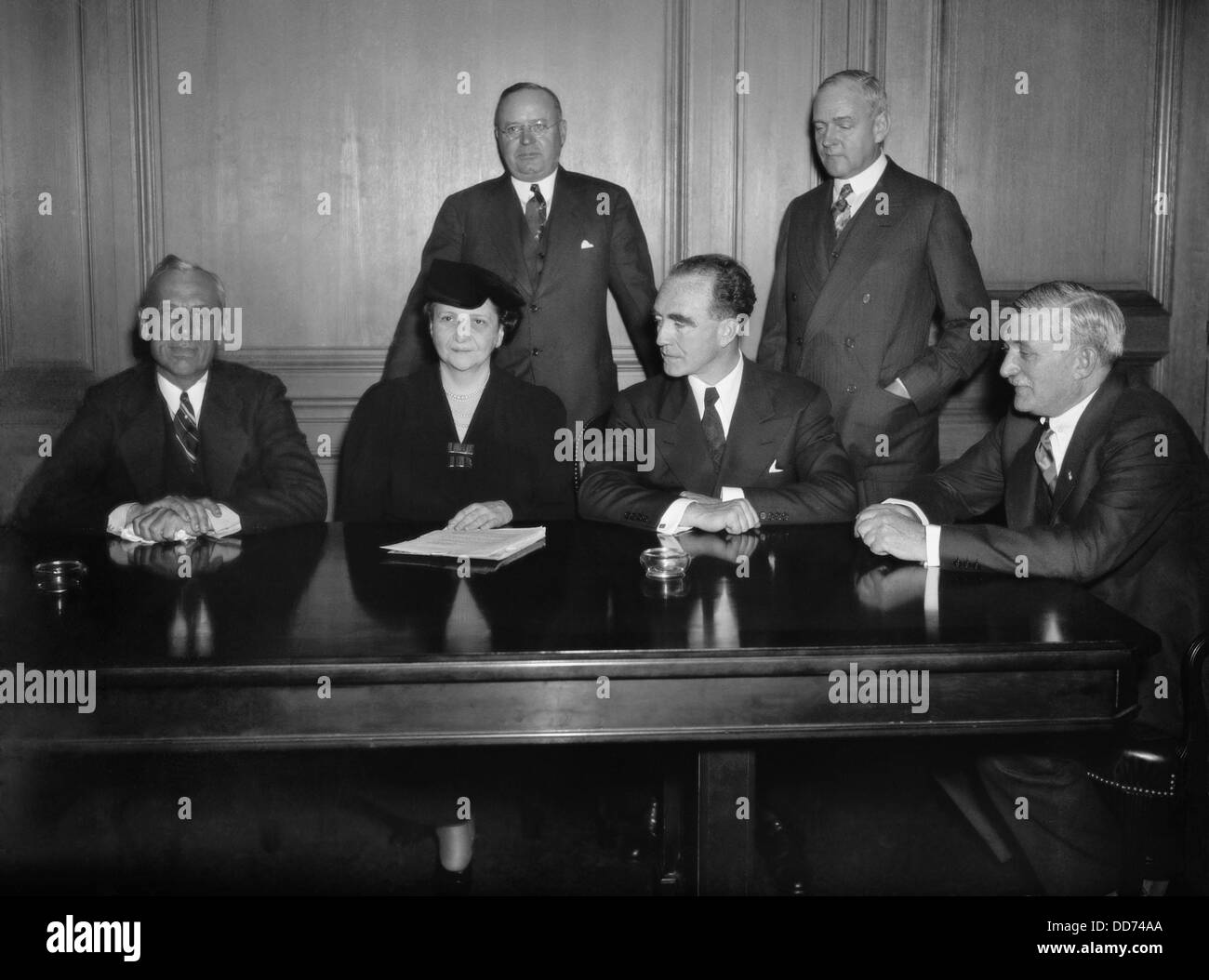 Rencontrer les dirigeants de GM Sec. Perkins et Gov. Murphy pour discuter d'occupation, grève. Le 21 janvier 1937. L-R : Alfred P. Sloan, Jr. ; Banque D'Images