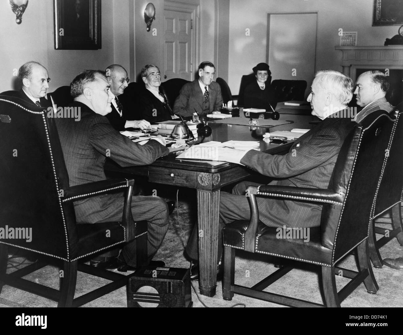 Le président Franklin Roosevelt rencontre avec le cabinet en session d'urgence. 1938. Assis dans le sens horaire autour d'une table : Franklin D. Roosevelt, Banque D'Images