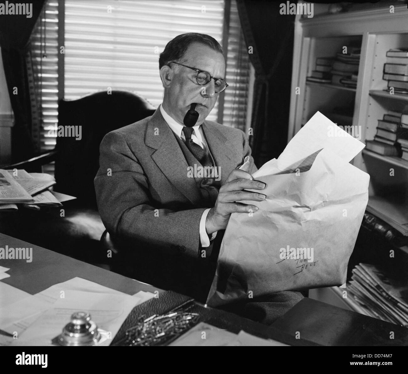 Le Secrétaire de presse du RAD avec 'au-dessous de la ceinture' lettres. Le 6 juillet 1939. Stephen est titulaire d'une enveloppe contenant les menaces de Banque D'Images