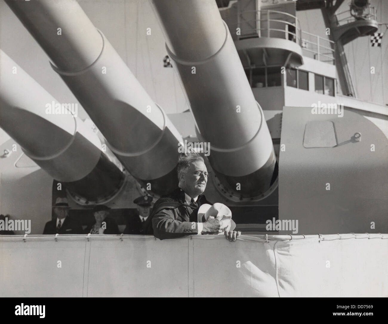 Le président Franklin Roosevelt dans les gros canons de l'USS Houston. 1938. Roosevelt a été l'examen de la flotte à San Francisco Banque D'Images