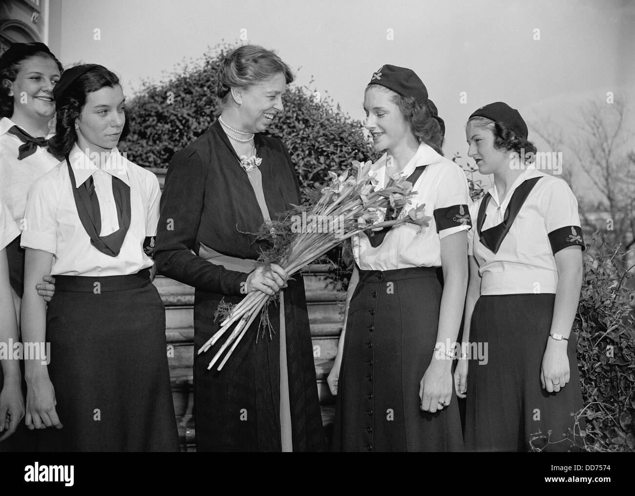 Eleanor Roosevelt accueille le feu de camp des filles à la Maison Blanche. Le 15 avril 1948. (BSLOC 2013 6 58) Banque D'Images