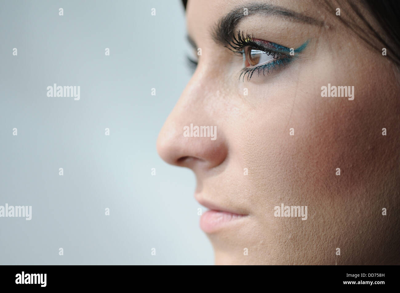 Profil gauche d'une jeune femme avec le visage Maquillage coloré Banque D'Images