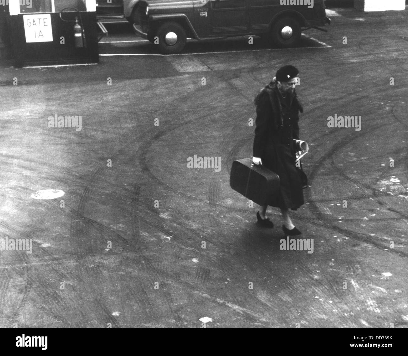 Eleanor Roosevelt transportant sa valise à l'aéroport LaGuardia, NEW YORK. 1960. Photo par Lawrence W. Jordanie. (BSLOC 2013 6 76) Banque D'Images