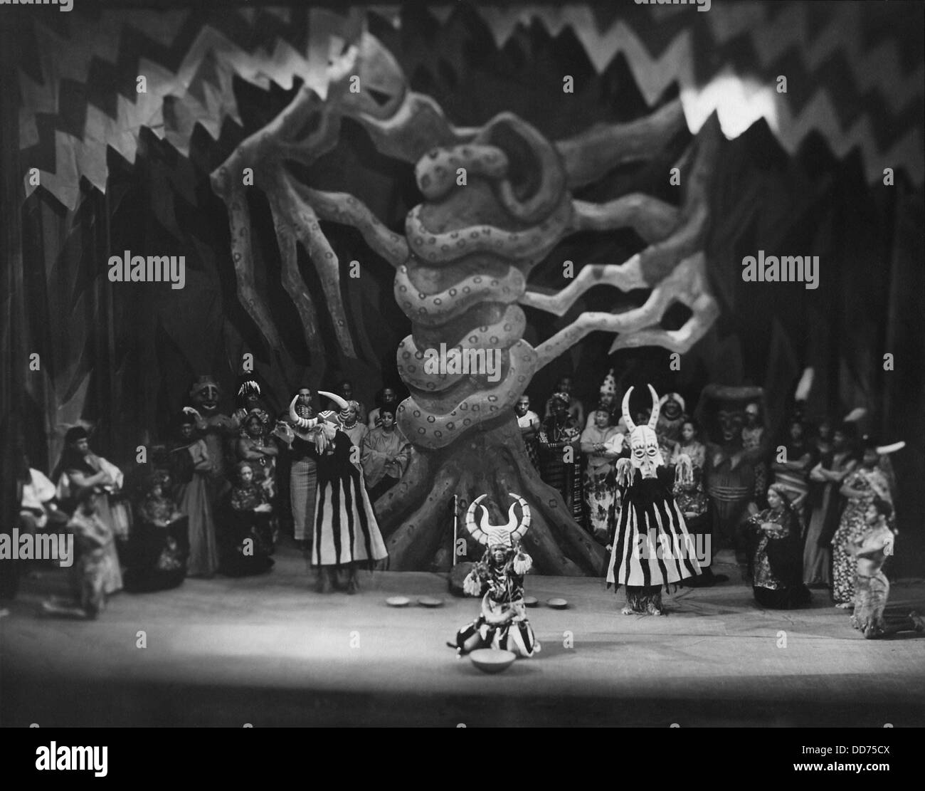 Scène de théâtre fédéral WPA, projet "Bassa Moona', 1935. Le jouer les le groupe de danse africaine. (BSLOC 2013 7 100) Banque D'Images