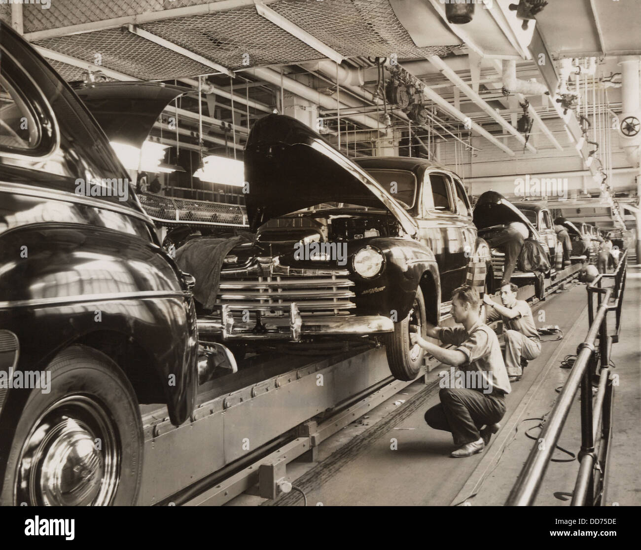 Ligne d'assemblage de la Ford Motor Company dans les années 1930. (BSLOC 2013 7 104) Banque D'Images