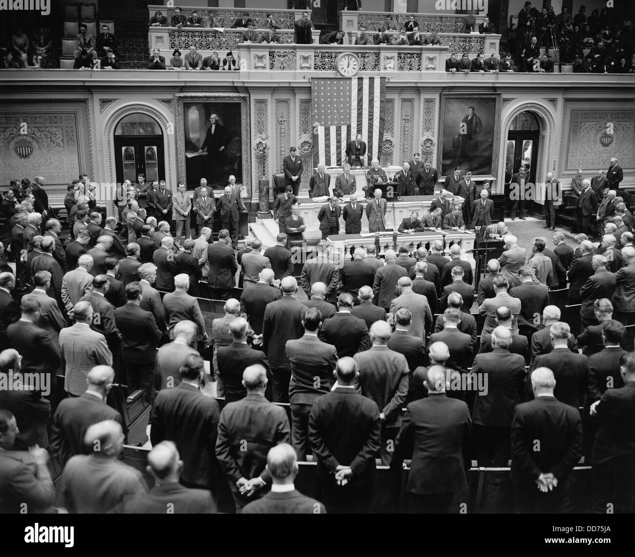 Prie la Chambre des Représentants, le 15 novembre 1937. Le révérend James Montgomery, aumônier de la Chambre, a prononcé la prière pour ouvrir la Banque D'Images