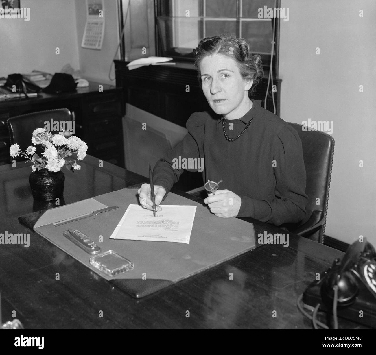 Clara Gooding McMillan a réussi son défunt mari au Congrès, le 11 novembre 1939. Elle a servi jusqu'à 11941 puis a travaillé dans le Banque D'Images