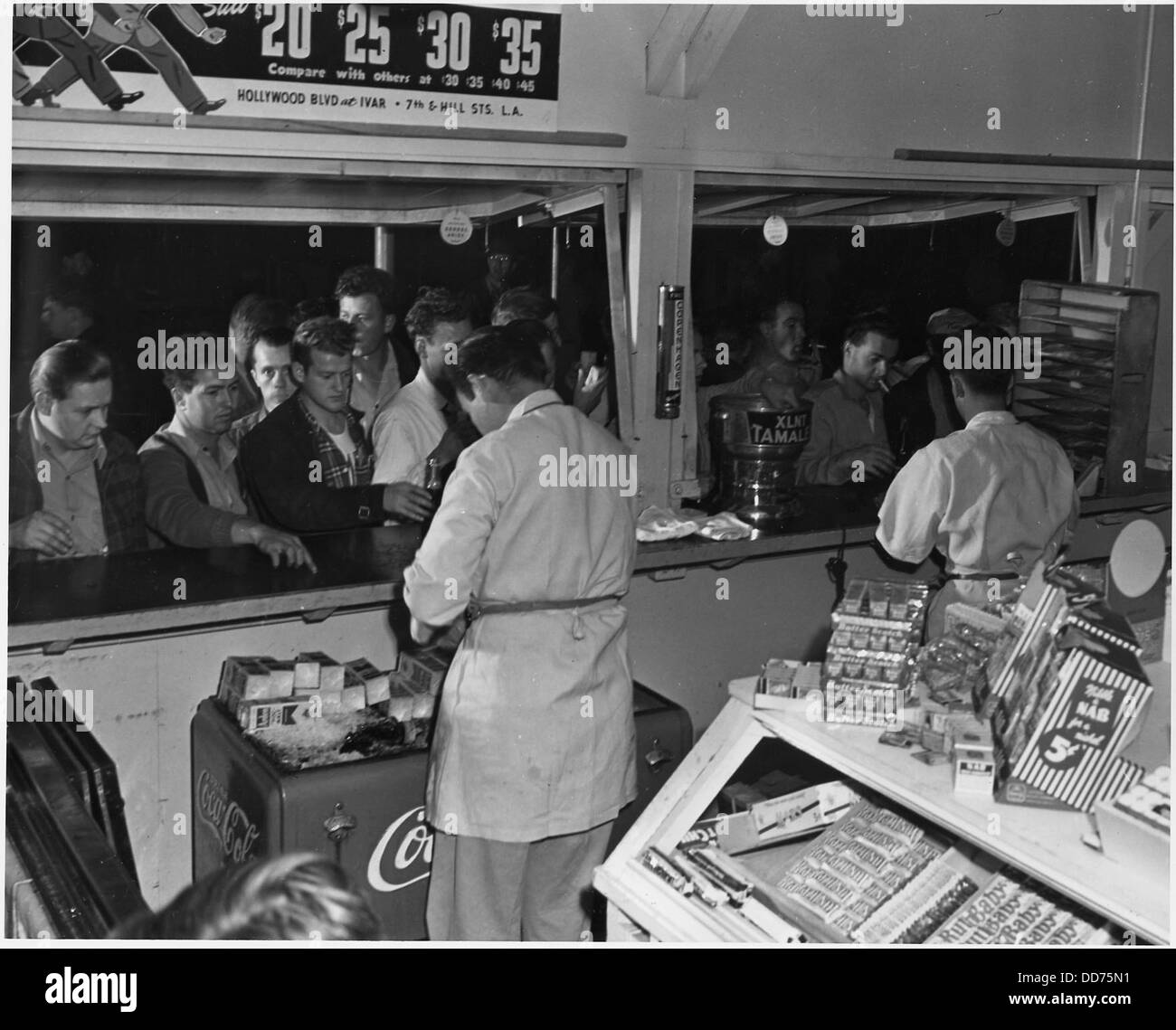 Une cantine dans une grande usine d'avions de l'Ouest fournit aux travailleurs de la nourriture chaude, des boissons et des rafraîchissements pendant leurs quarts de travail. Ce service est conçu pour répondre aux besoins nutritionnels et sociaux des travailleurs en milieu industriel. Banque D'Images