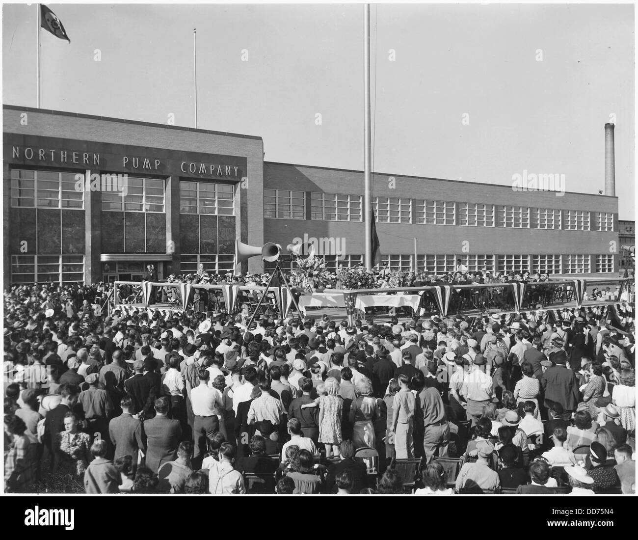 Une foule nombreuse s'est réunie lors de la remise du Navy E Award à Northern Pump Co. à Minneapolis, reconnaissant l'excellence de la société dans la production en temps de guerre. Banque D'Images