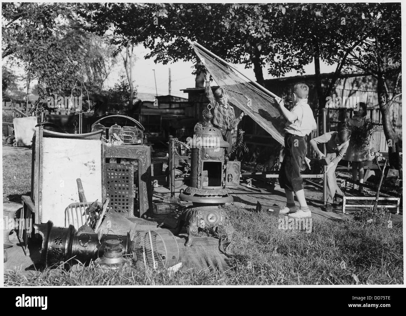 Un couple de husky Commnados Junior ajouter à un tas de ferraille de quartier à Roanoke, en Virginie, les sommiers, les seaux de charbon oiseau... - - 196334 Banque D'Images