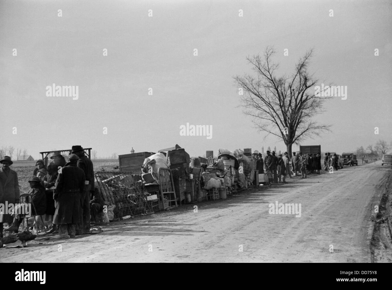 Protestation des métayers expulsés le long de la route 60, New York, 1939. Leurs effets sur le bord de la route sont leur manifestation, organisée Banque D'Images