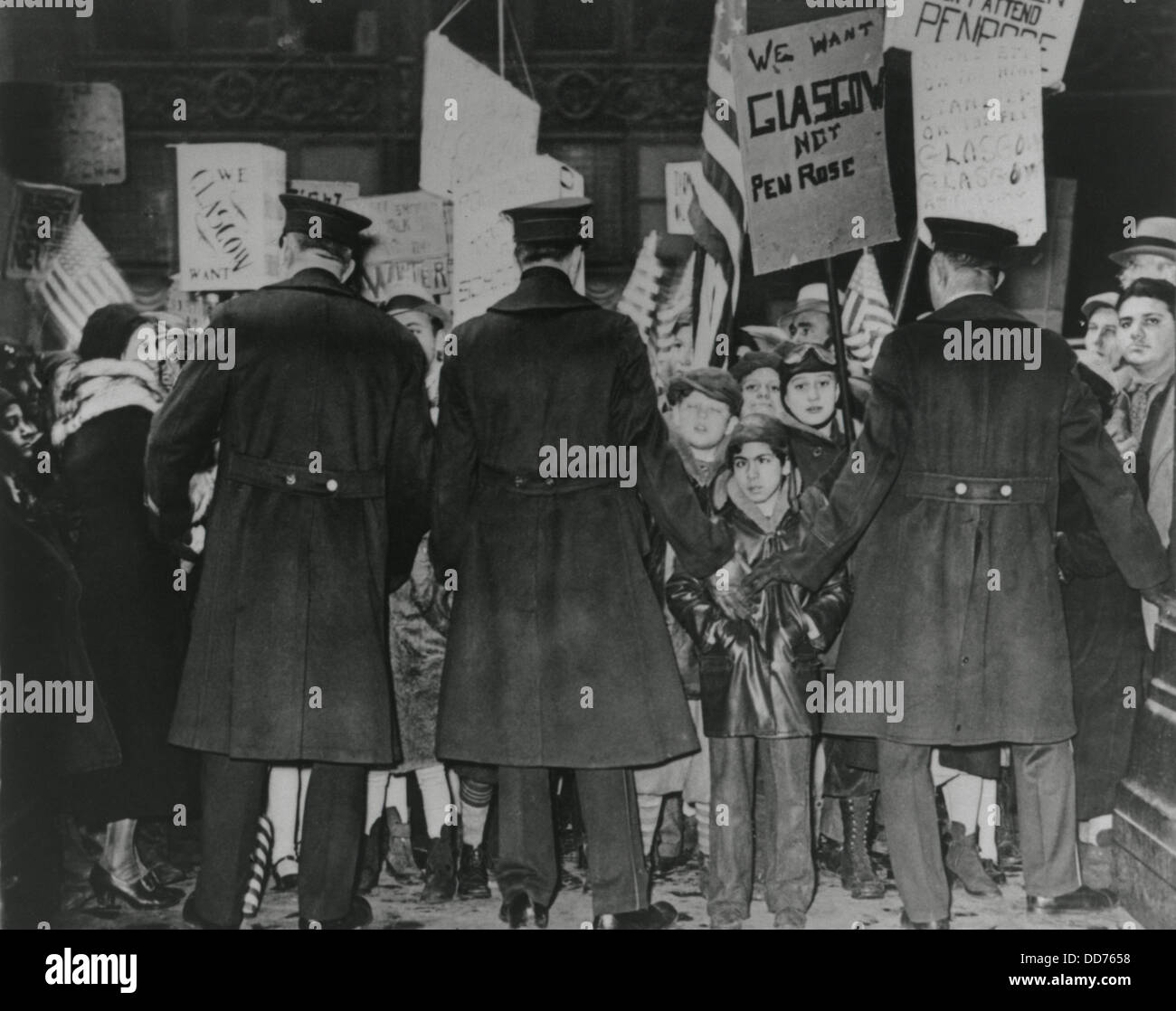 Protestation contre l'intégration scolaire à Saint Louis, mars 1933. Les enfants blancs et leurs parents derrière un cordon de police comme ils Banque D'Images