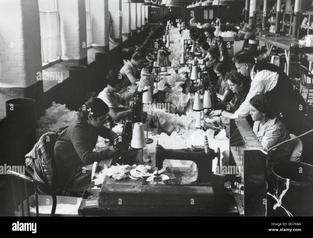 Les travailleurs au pouvoir WPA Singer machines à coudre, décembre 1936. Photo de Lewis Hine. (BSLOC 2013 7 89) Banque D'Images