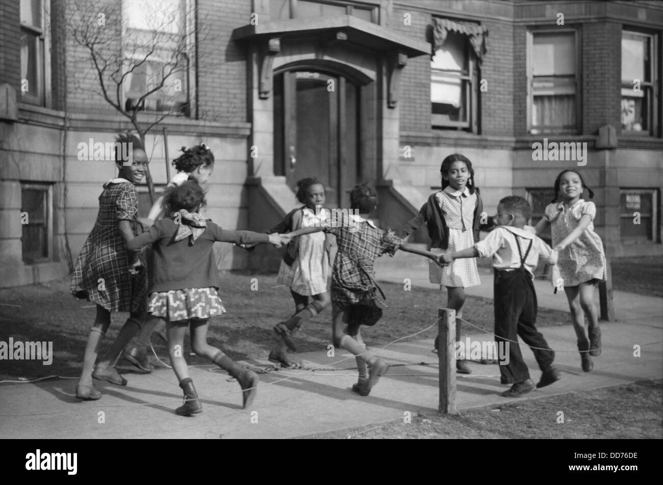 African American enfants jouant sur le trottoir à Chicago, avril 1941. (BSLOC 2013 8 137) Banque D'Images