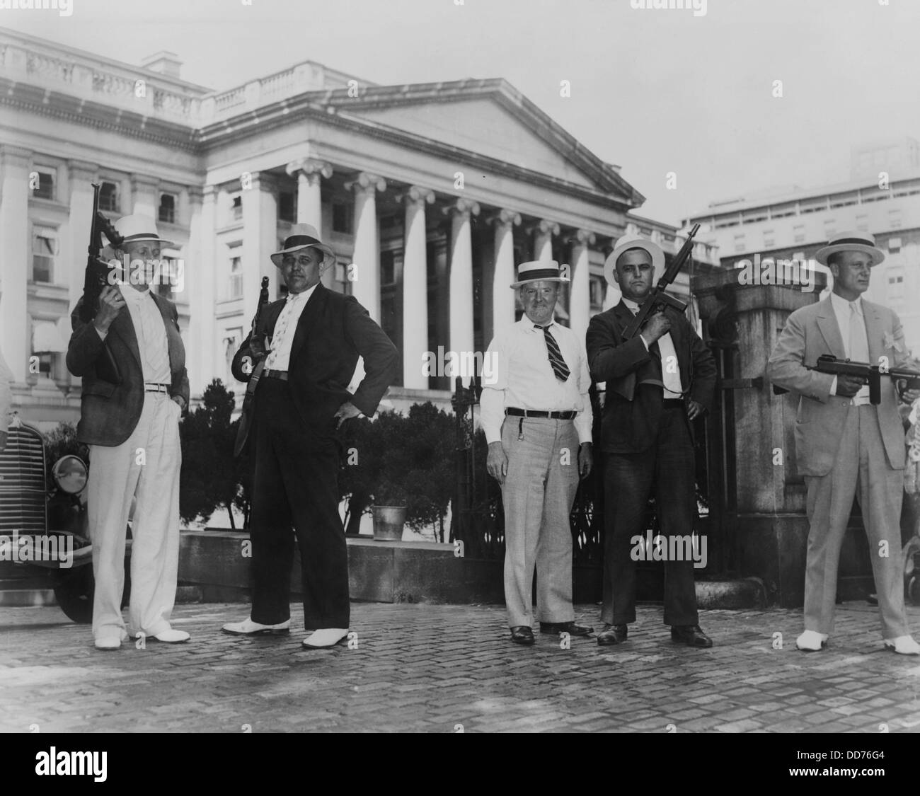 Département du trésor de l'envoi de gardes de Philadelphie des dollars en argent, monnaie 1935. Les agents armés de mitrailleuses se tiennent à l'extérieur du Banque D'Images