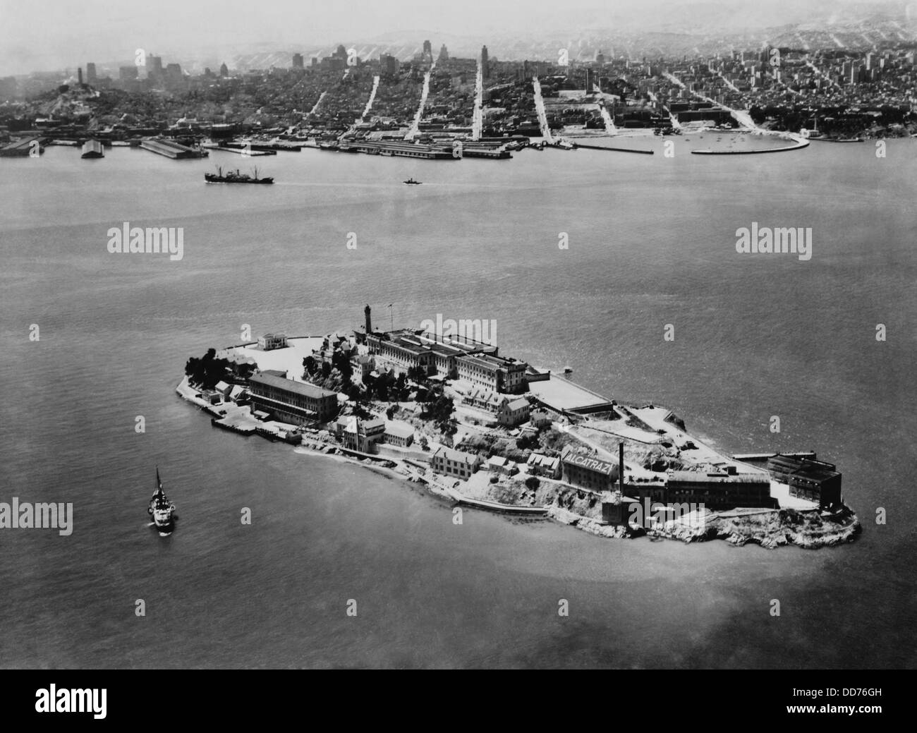 La prison fédérale d'Alcatraz à San Francisco, Californie, 1938. Dans la distance est la ville de San Francisco. (BSLOC 2013 8 166) Banque D'Images