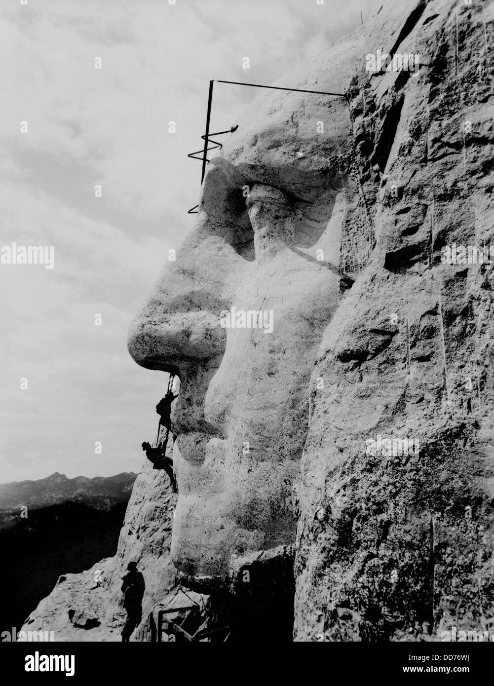 Des ouvriers sur visage de George Washington au mont Rushmore, dans le Dakota du Sud. 1932. (BSLOC 2013 8 248) Banque D'Images