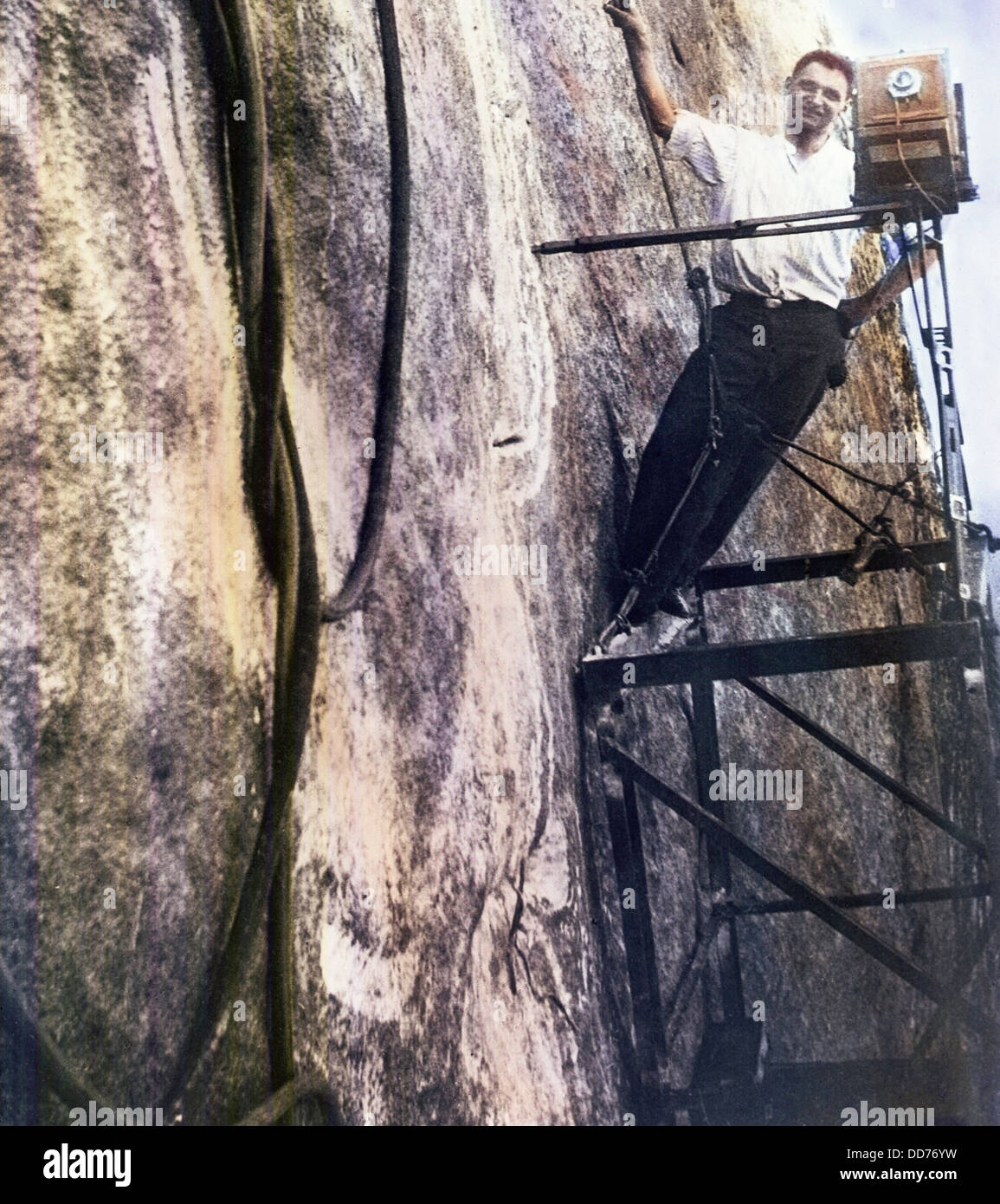 Photographe Charles d'Emery à Mt. Rushmore. Il documente les progrès de la sculpture pour plus d'une décennie, ca. Années 1930. Banque D'Images