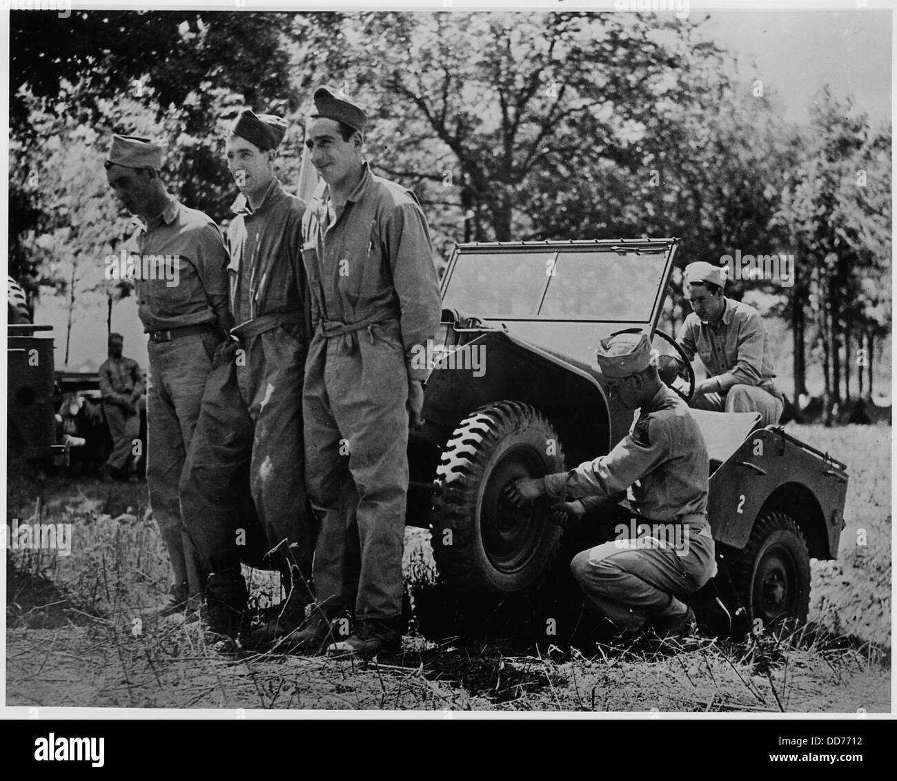 Les garçons de la réparer jeep de levage à leur campement près de Manchester. - - 196342 Banque D'Images