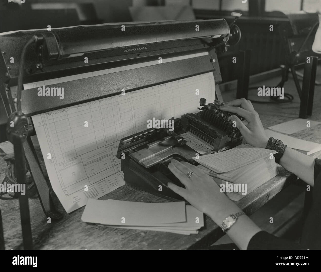 Travailleur américain du recensement transfert d'informations à partir d'un questionnaire à un punch card, ca. 1940. (BSLOC 2013 8 277) Banque D'Images
