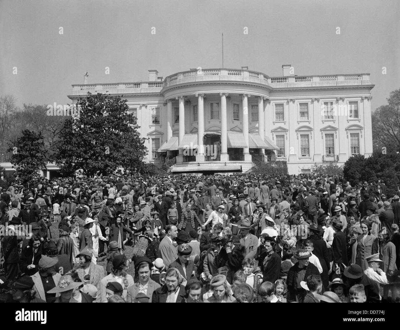 Foule sur la pelouse de la Maison Blanche pour la chasse aux Œufs de Pâques, le 4 avril 1939. (BSLOC 2013 8 5) Banque D'Images