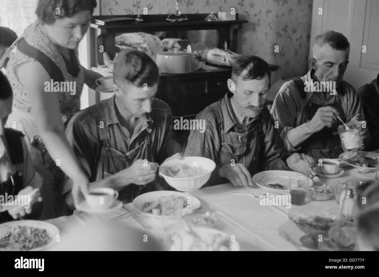 Les travailleurs agricoles au cours de la récolte de blé de dîner, le centre de l'Ohio, Août, 1938. Le repas comprend du pain blanc, purée de légumes, et Banque D'Images