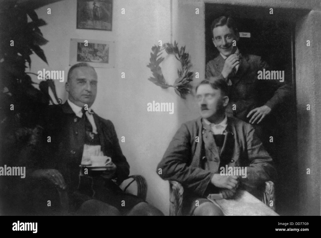Adolf Hitler avec les visiteurs alors qu'il purgeait sa peine à la prison de Landsberg. Debout derrière Hitler est Emil Maurice, début Banque D'Images