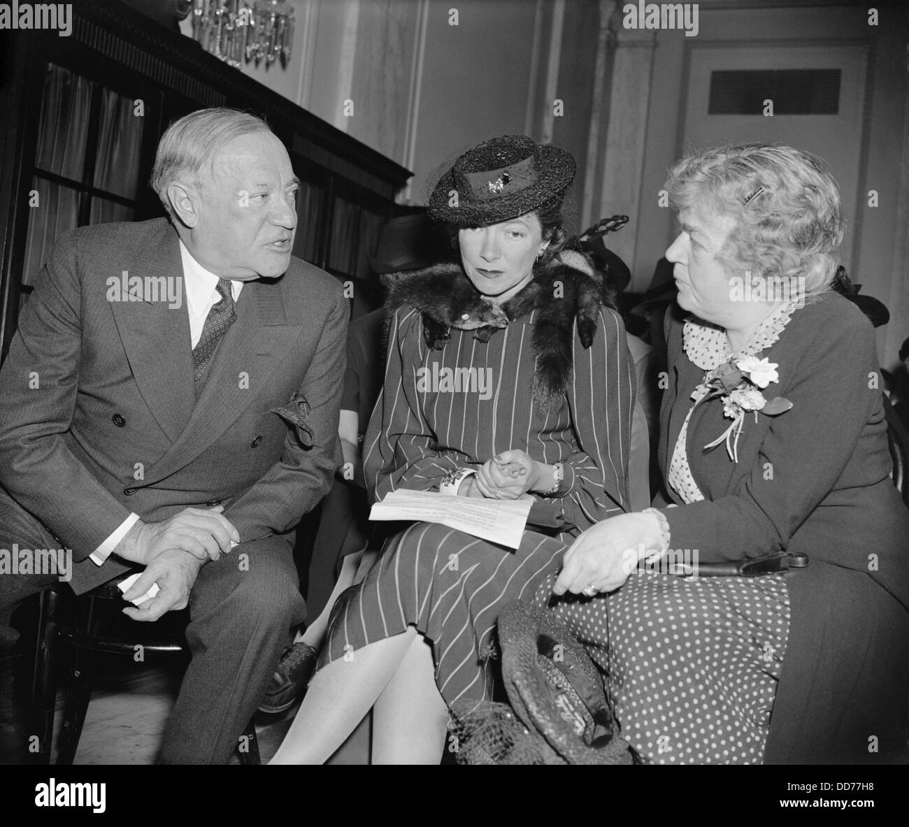 L'actrice Helen Hayes recommande l'admission aux États-Unis de 20 000 enfants réfugiés allemands. Elle est avec le sénateur Robert Wagner, et Edith rép. Banque D'Images