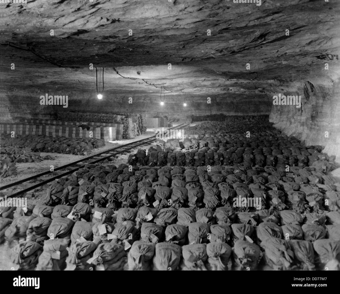 Or, Reichsbank SS loot, peintures dans une mine de sel de Merkers, Allemagne. 15 avril 1945. Photo de la 'Mmonuments, beaux-arts, et Banque D'Images