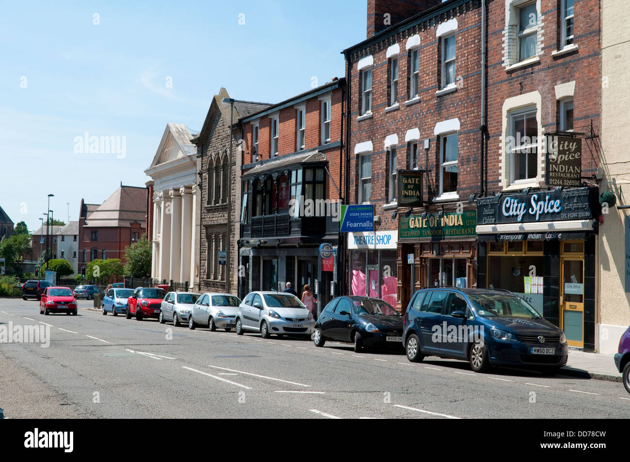 Ligne de boutiques, City Road, Chester, Cheshire, Royaume-Uni Banque D'Images