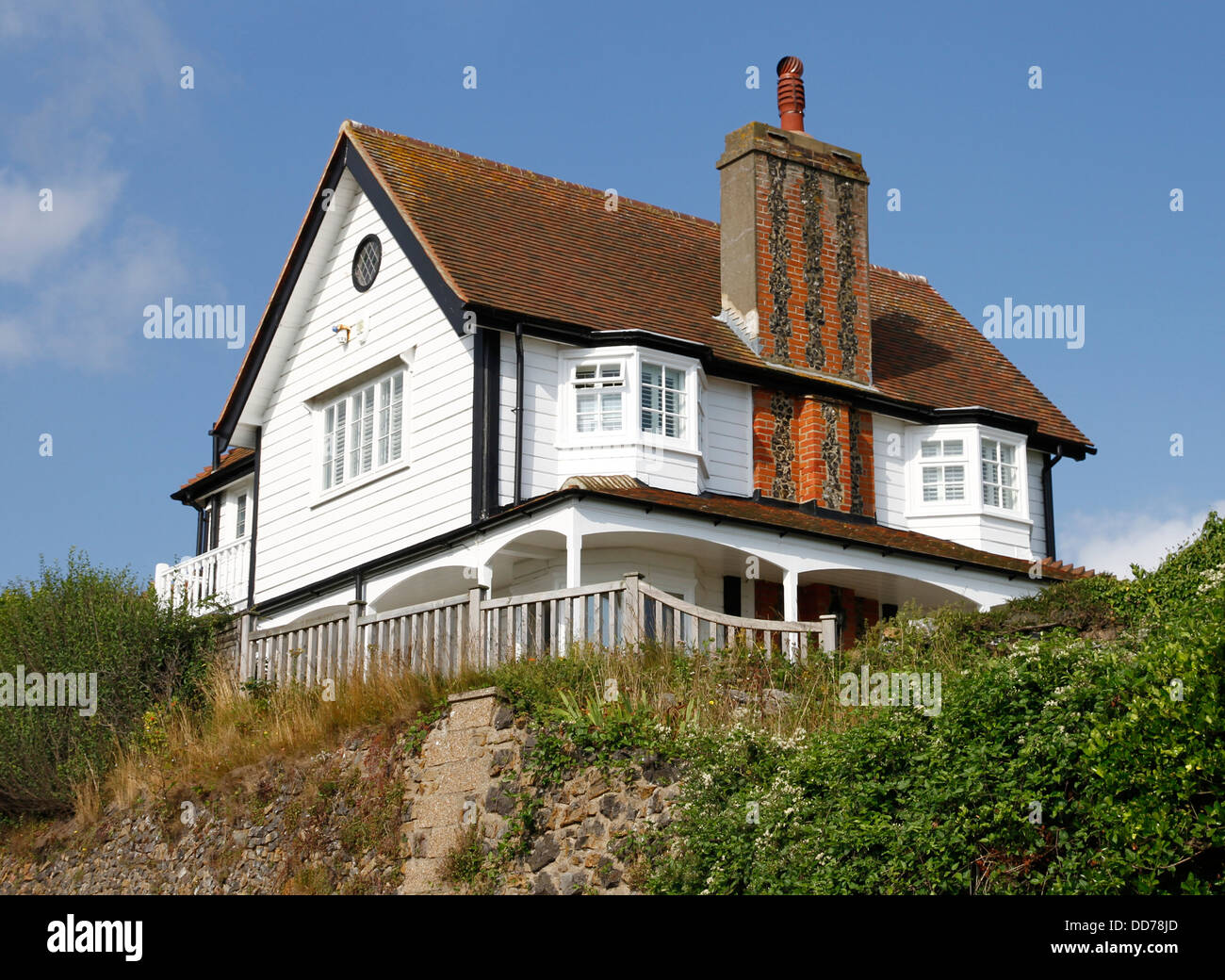 Un blanc traditionnel Shiplap Kent House. Celui-ci domine Oldstairs Bay Kingsdown Banque D'Images