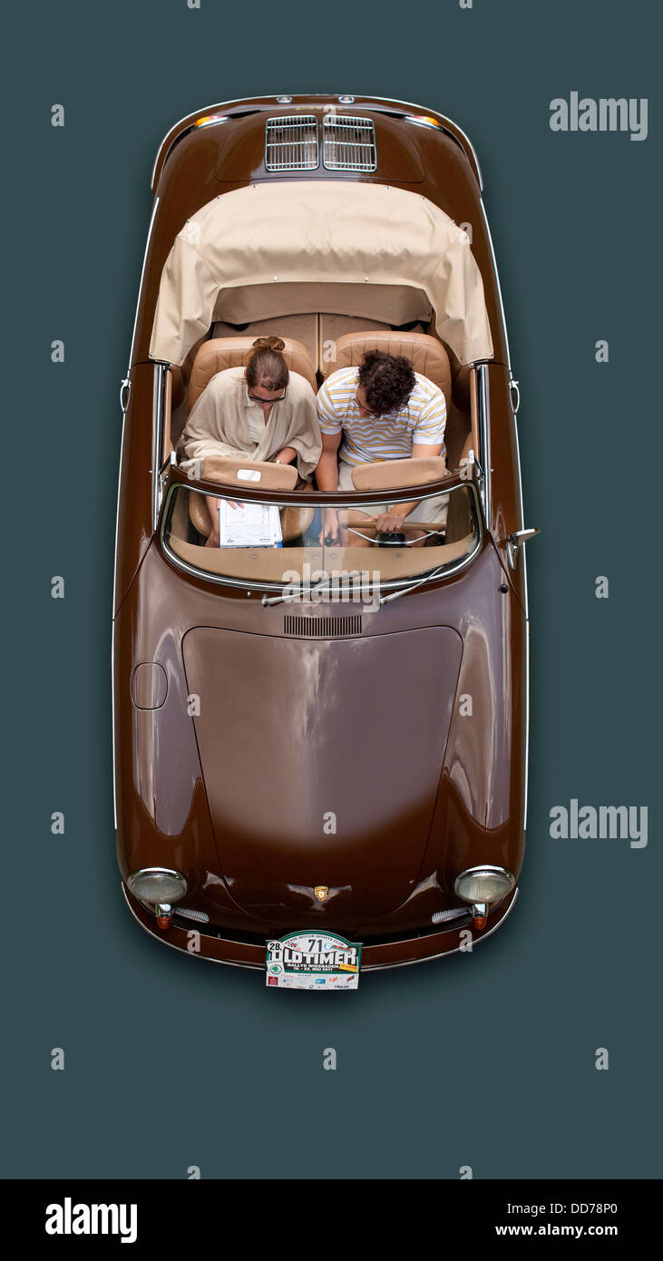 L'Allemagne, la Hesse, l'homme et la femme assis sur Porsche 356 Banque D'Images